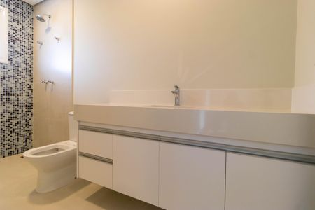 Casa de condomínio à venda com 1076m², 7 quartos e 5 vagas Casa de condomínio à venda com 1076m², 7 quartos e 5 vagasBanheiro da Suíte 04