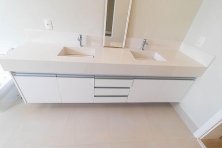 Casa de condomínio à venda com 1076m², 7 quartos e 5 vagas Casa de condomínio à venda com 1076m², 7 quartos e 5 vagasBanheiro da Suíte 05