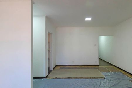 Casa à venda com 200m², 3 quartos e 4 vagas Casa à venda com 200m², 3 quartos e 4 vagasSala