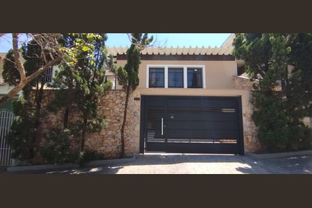 Casa à venda com 200m², 3 quartos e 4 vagas Casa à venda com 200m², 3 quartos e 4 vagasFachada
