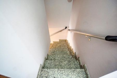 Casa à venda com 200m², 3 quartos e 2 vagas Casa à venda com 200m², 3 quartos e 2 vagasEscada