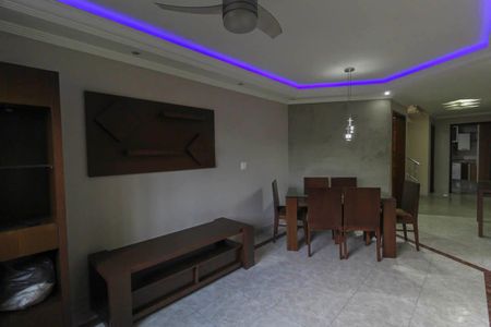 Casa à venda com 270m², 4 quartos e 6 vagas Casa à venda com 270m², 4 quartos e 6 vagasSala