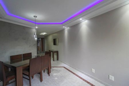 Casa à venda com 270m², 4 quartos e 6 vagas Casa à venda com 270m², 4 quartos e 6 vagasSala