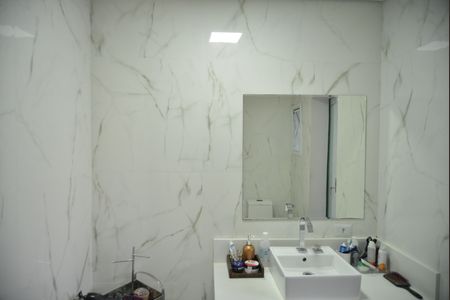 Casa à venda com 390m², 3 quartos e 3 vagasBanheiro da Suíte 2