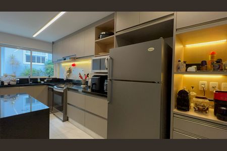 Casa à venda com 300m², 6 quartos e 3 vagas Casa à venda com 300m², 6 quartos e 3 vagasCozinha