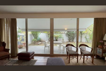 Casa à venda com 300m², 6 quartos e 3 vagas Casa à venda com 300m², 6 quartos e 3 vagasSala 1