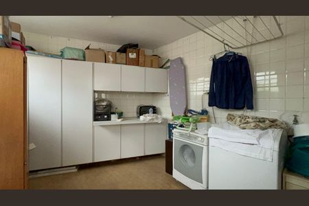 Casa à venda com 300m², 6 quartos e 3 vagas Casa à venda com 300m², 6 quartos e 3 vagasÁrea de Serviço