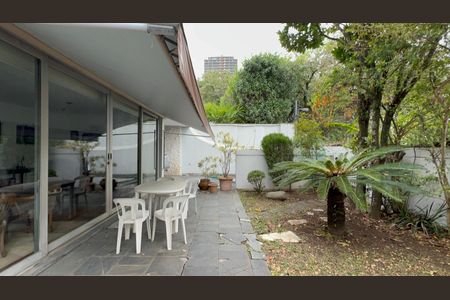 Casa à venda com 300m², 6 quartos e 3 vagas Casa à venda com 300m², 6 quartos e 3 vagasJardim