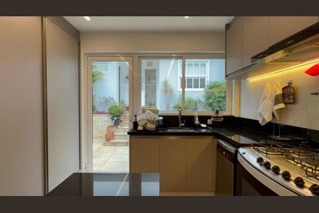 Casa à venda com 300m², 6 quartos e 3 vagas Casa à venda com 300m², 6 quartos e 3 vagasCozinha