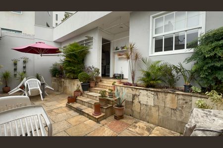 Casa à venda com 300m², 6 quartos e 3 vagas Casa à venda com 300m², 6 quartos e 3 vagasQuintal