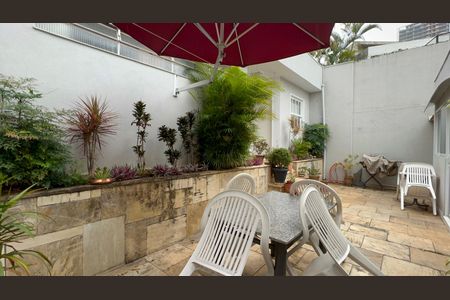 Casa à venda com 300m², 6 quartos e 3 vagas Casa à venda com 300m², 6 quartos e 3 vagasQuintal