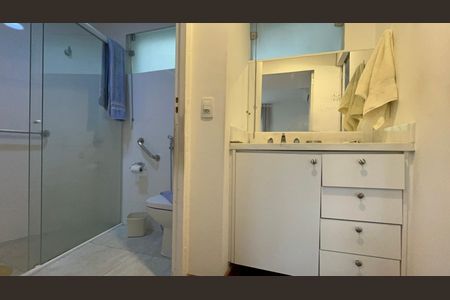 Casa à venda com 300m², 6 quartos e 3 vagas Casa à venda com 300m², 6 quartos e 3 vagasBanheiro da Suíte 1