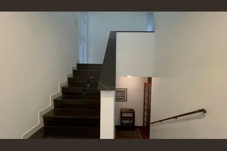 Casa à venda com 300m², 6 quartos e 3 vagas Casa à venda com 300m², 6 quartos e 3 vagasEscada