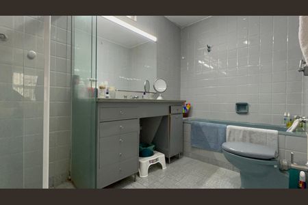 Casa à venda com 300m², 6 quartos e 3 vagas Casa à venda com 300m², 6 quartos e 3 vagasBanheiro da Suíte 2