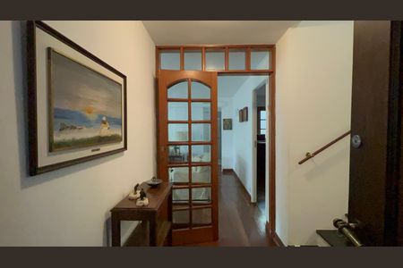 Casa à venda com 300m², 6 quartos e 3 vagas Casa à venda com 300m², 6 quartos e 3 vagasHall