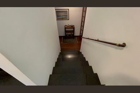 Casa à venda com 300m², 6 quartos e 3 vagas Casa à venda com 300m², 6 quartos e 3 vagasEscada