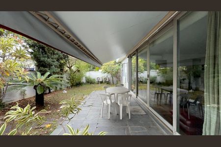 Casa à venda com 300m², 6 quartos e 3 vagas Casa à venda com 300m², 6 quartos e 3 vagasJardim