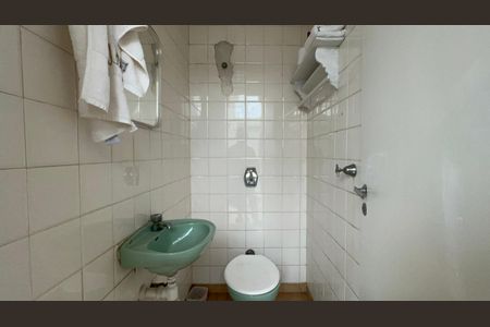 Casa à venda com 300m², 6 quartos e 3 vagas Casa à venda com 300m², 6 quartos e 3 vagasBanheiro da edícula