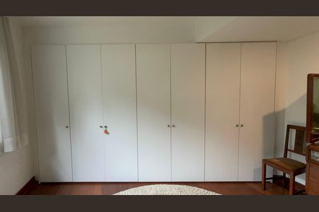 Casa à venda com 300m², 6 quartos e 3 vagas Casa à venda com 300m², 6 quartos e 3 vagasSuíte 1