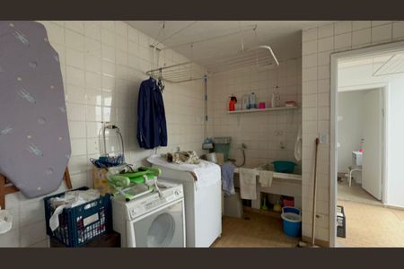 Casa à venda com 300m², 6 quartos e 3 vagas Casa à venda com 300m², 6 quartos e 3 vagasÁrea de Serviço