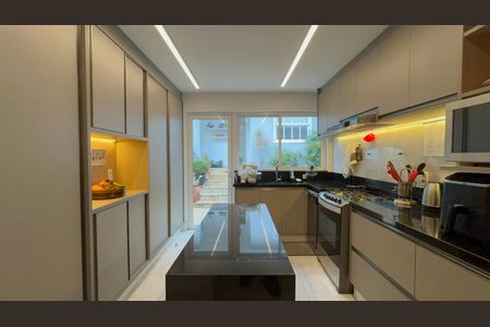 Casa à venda com 300m², 6 quartos e 3 vagas Casa à venda com 300m², 6 quartos e 3 vagasCozinha