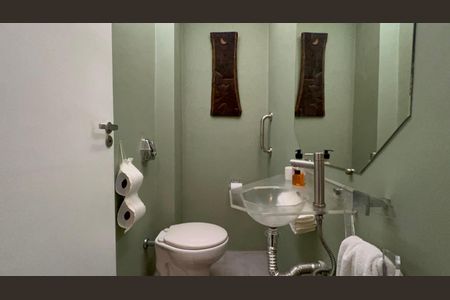 Casa à venda com 300m², 6 quartos e 3 vagas Casa à venda com 300m², 6 quartos e 3 vagasLavabo