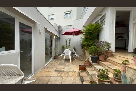 Casa à venda com 300m², 6 quartos e 3 vagas Casa à venda com 300m², 6 quartos e 3 vagasQuintal