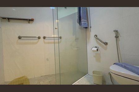 Casa à venda com 300m², 6 quartos e 3 vagas Casa à venda com 300m², 6 quartos e 3 vagasBanheiro da Suíte 1