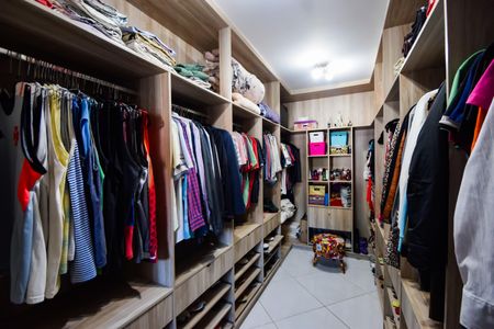 Casa de condomínio à venda com 132m², 3 quartos e 4 vagas Casa de condomínio à venda com 132m², 3 quartos e 4 vagasCloset da suíte
