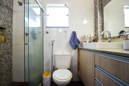 Casa de condomínio à venda com 132m², 3 quartos e 4 vagas Casa de condomínio à venda com 132m², 3 quartos e 4 vagasBanheiro da Suíte
