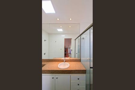 Apartamento à venda com 180m², 4 quartos e 3 vagasBanheiro da Suíte 2