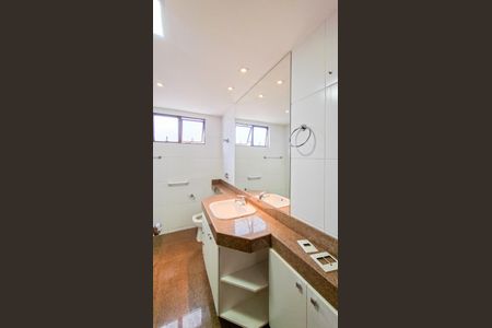 Apartamento à venda com 180m², 4 quartos e 3 vagasBanheiro da Suíte 1