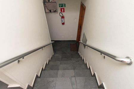 Apartamento à venda com 75m², 2 quartos e sem vaga Apartamento à venda com 75m², 2 quartos e sem vagaEscada