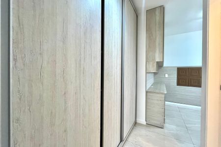 Apartamento à venda com 72m², 2 quartos e 2 vagas Apartamento à venda com 72m², 2 quartos e 2 vagasCloset da suíte