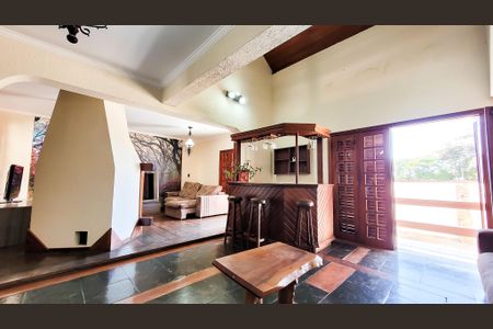 Casa à venda com 498m², 4 quartos e 4 vagas Casa à venda com 498m², 4 quartos e 4 vagasSala