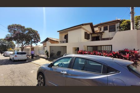 Casa à venda com 498m², 4 quartos e 4 vagas Casa à venda com 498m², 4 quartos e 4 vagasFachada