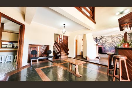 Casa à venda com 498m², 4 quartos e 4 vagas Casa à venda com 498m², 4 quartos e 4 vagasSala