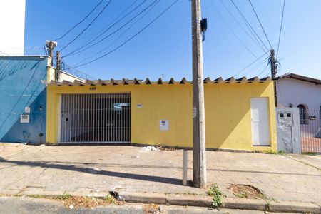 Casa à venda com 250m², 4 quartos e 2 vagas Casa à venda com 250m², 4 quartos e 2 vagasFachada
