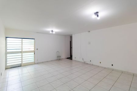 Casa à venda com 250m², 4 quartos e 2 vagas Casa à venda com 250m², 4 quartos e 2 vagasSala