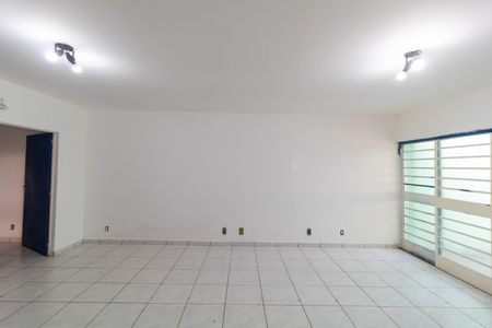 Casa à venda com 250m², 4 quartos e 2 vagas Casa à venda com 250m², 4 quartos e 2 vagasSala