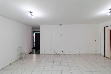 Casa à venda com 250m², 4 quartos e 2 vagas Casa à venda com 250m², 4 quartos e 2 vagasSala