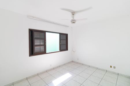 Casa à venda com 250m², 4 quartos e 2 vagas Casa à venda com 250m², 4 quartos e 2 vagasSuíte