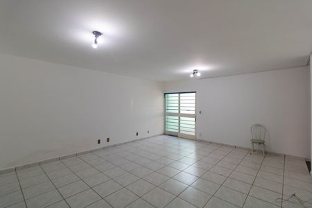 Casa à venda com 250m², 4 quartos e 2 vagas Casa à venda com 250m², 4 quartos e 2 vagasSala