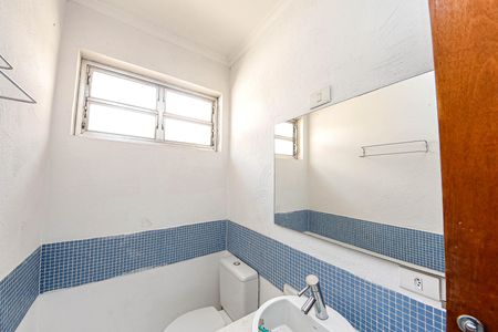 Casa à venda com 240m², 3 quartos e 3 vagas Casa à venda com 240m², 3 quartos e 3 vagasBanheiro Social