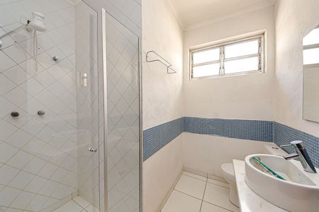 Casa à venda com 240m², 3 quartos e 3 vagas Casa à venda com 240m², 3 quartos e 3 vagasBanheiro Social