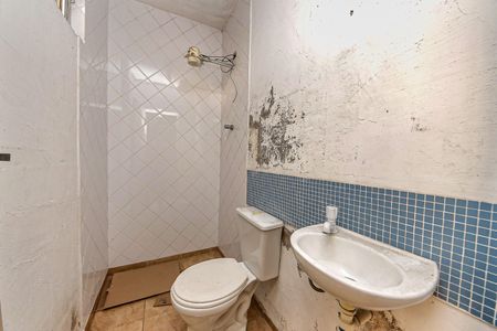 Casa à venda com 240m², 3 quartos e 3 vagas Casa à venda com 240m², 3 quartos e 3 vagasBanheiro de Serviço