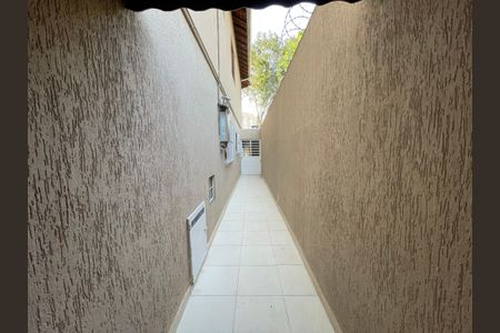 Casa à venda com 135m², 3 quartos e 4 vagas Casa à venda com 135m², 3 quartos e 4 vagasCorredor lateral