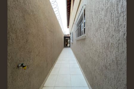 Casa à venda com 135m², 3 quartos e 4 vagas Casa à venda com 135m², 3 quartos e 4 vagasCorredor lateral