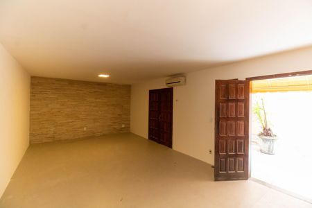 Sala de casa de condomínio à venda com 5 quartos, 360m² em Piratininga, Niterói