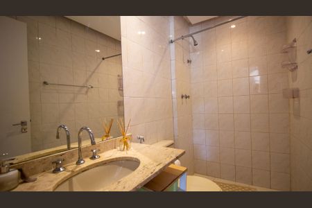 Casa de condomínio à venda com 200m², 3 quartos e 2 vagas Casa de condomínio à venda com 200m², 3 quartos e 2 vagasBanheiro da Suíte 2